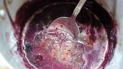 шарлотт с ягодами и клубничным джемом