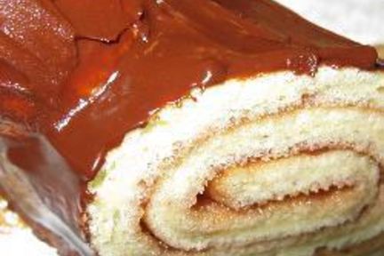 Шоколадный рулет полено с джемом