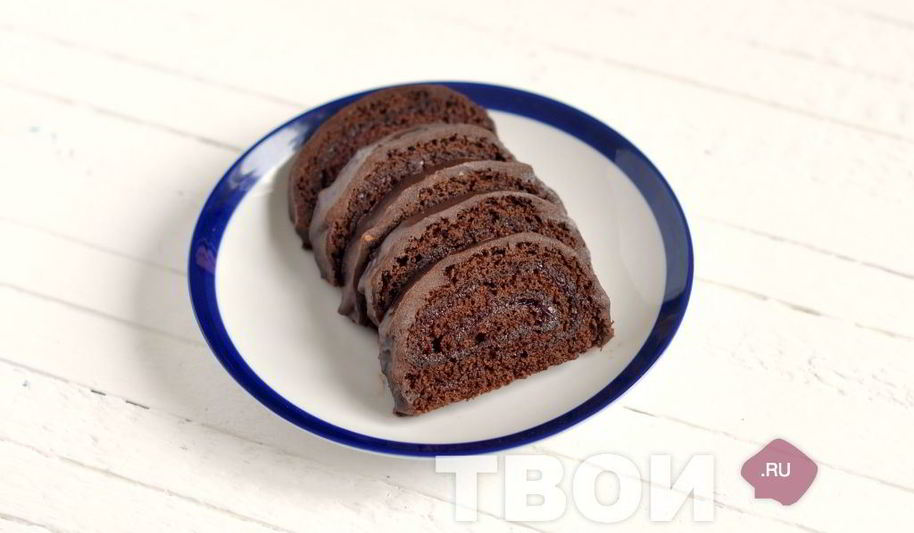 Рецепт шоколадного рулета с клюквенным джемом и шоколадным ганашем