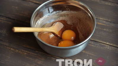 шоколадный рулет с клюквенным джемом и шоколадным ганашем