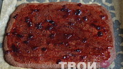 шоколадный рулет с клюквенным джемом и шоколадным ганашем