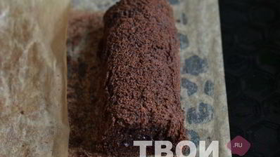 шоколадный рулет с клюквенным джемом и шоколадным ганашем