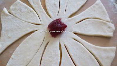 слоеные булочки с малиновым джемом