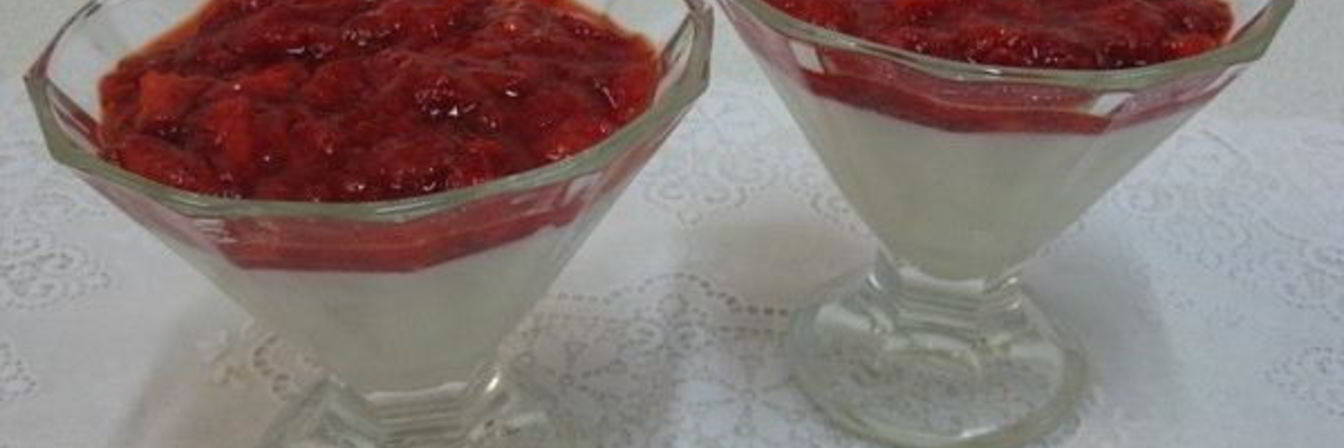 Ванильный пудинг с джемом из клубники