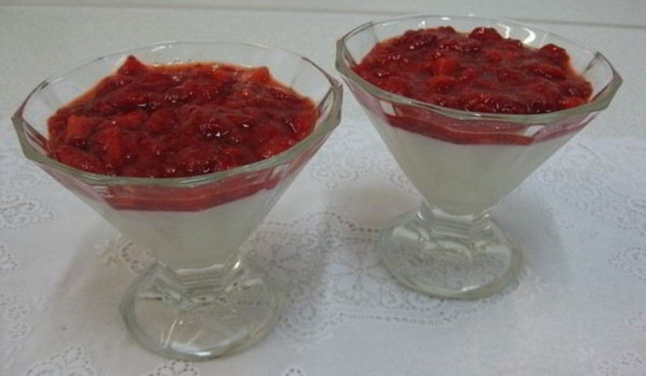 Рецепт ванильного пудинга с джемом из клубники