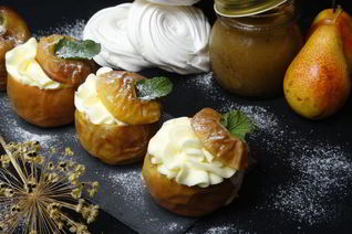 Запеченные яблоки с джемом из пряной груши
