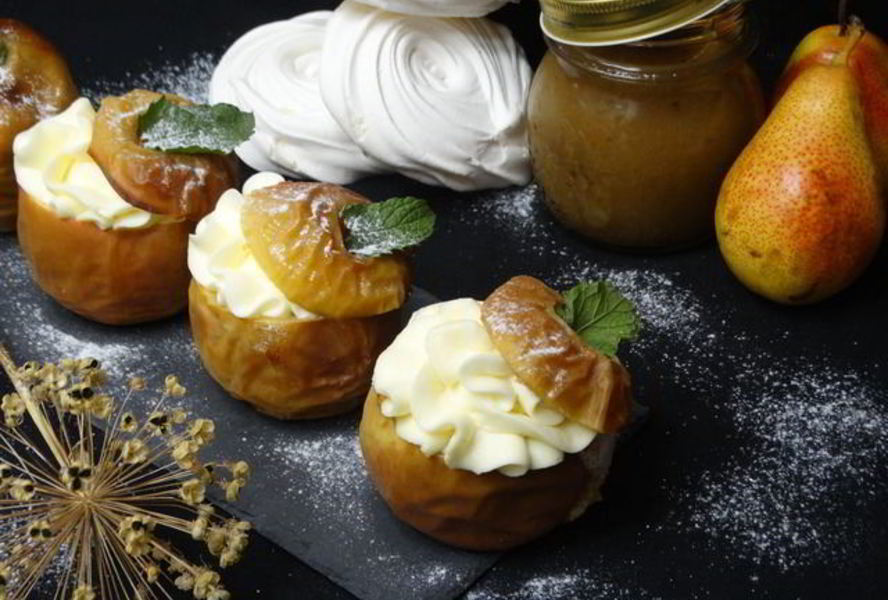 Запеченные яблоки с джемом из пряной груши