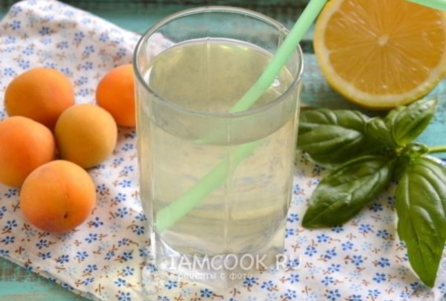 Абрикосовый компот с базиликом и лимоном