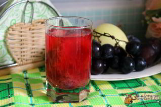 Фруктово-ягодный компот с корицей и кардамоном