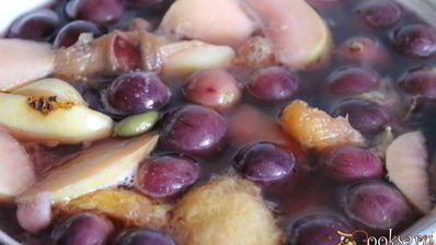 фруктово-ягодный компот с корицей и кардамоном