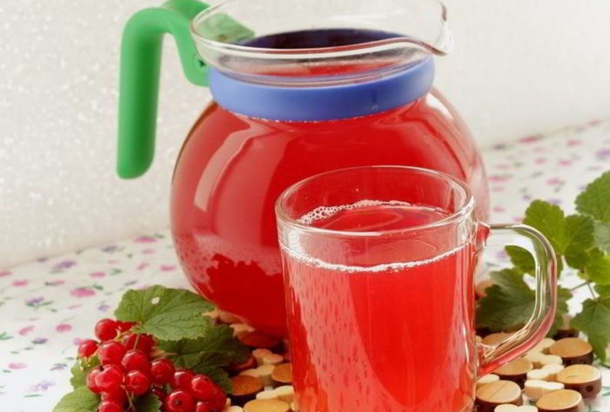 Компот из ревеня и красной смородины