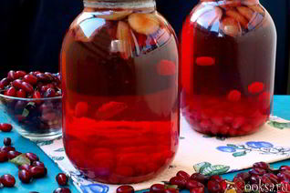 Компот из слив и кизила