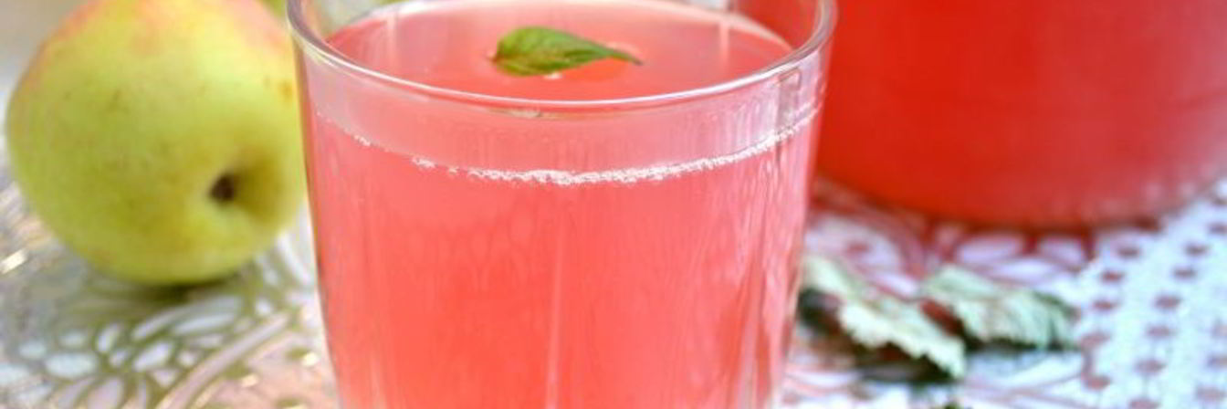 Компот из слив и яблок с листьями малины