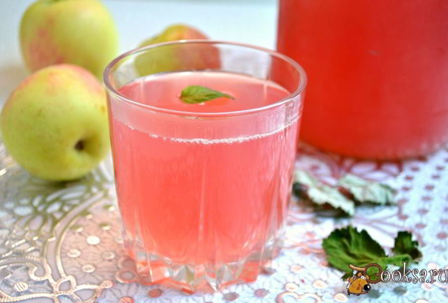 Компот из слив и яблок с листьями малины