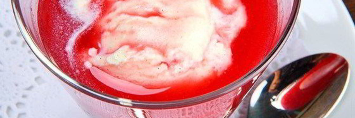 Компот из слив, малины и красного вина с ванильными взбитыми сливками