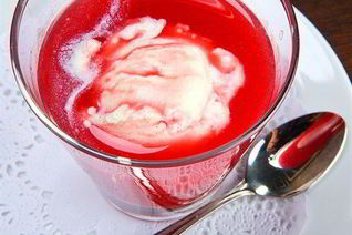 Компот из слив, малины и красного вина с ванильными взбитыми сливками