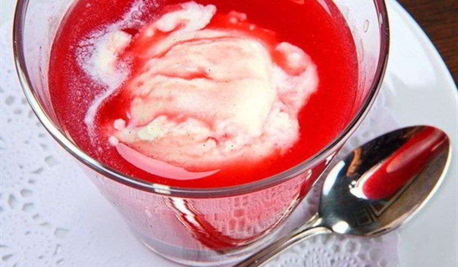 Рецепт компота из слив, малины и красного вина с ванильными взбитыми сливками