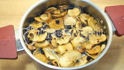 компот из сушеных яблок с ягодами