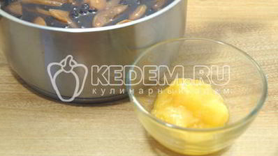 компот из сушеных яблок с ягодами