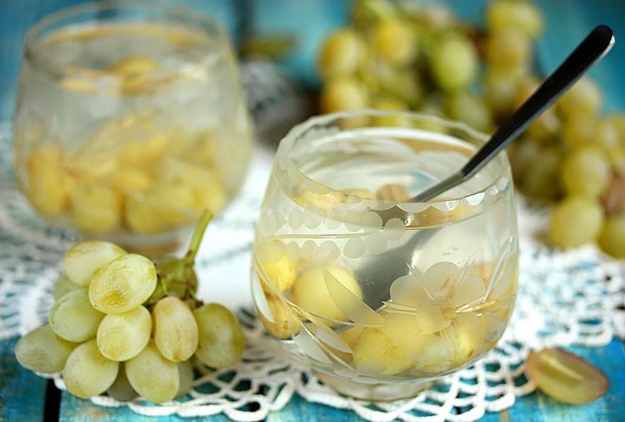 Компот из винограда в кастрюле