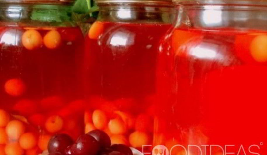 Рецепт компота из вишни и клубникой