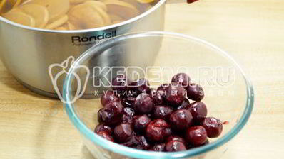 компот из вишни и яблок