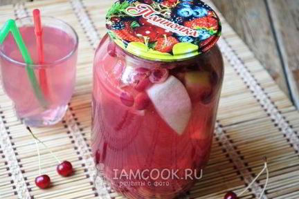 Компот из яблок и вишни