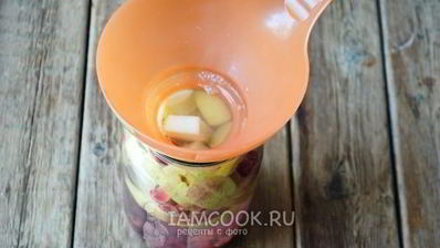 компот из яблок и вишни