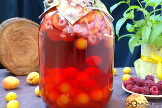 Компот с абрикосами, малиной и алычой на зиму