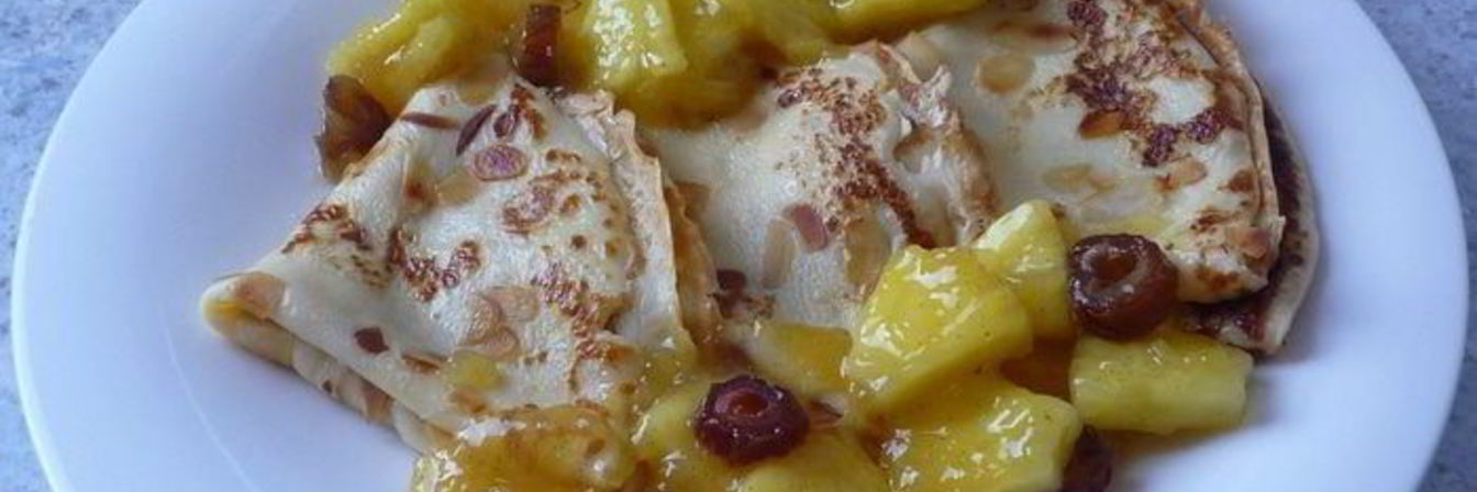 Миндальные блинчики с компотом из ананаса, фиников и ванили