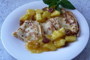 Миндальные блинчики с компотом из ананаса, фиников и ванили