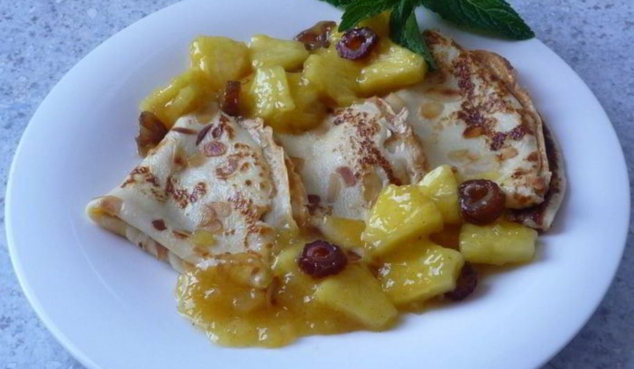 Рецепт миндальных блинчиков с компотом из ананаса, фиников и ванили