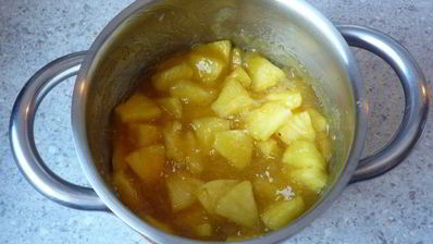 миндальные блинчики с компотом из ананаса, фиников и ванили