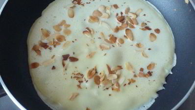 миндальные блинчики с компотом из ананаса, фиников и ванили