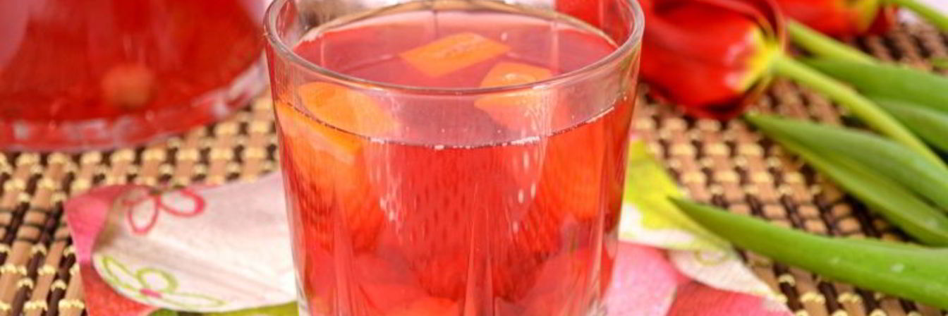 Вишневый компот с ягодами йошты и апельсином