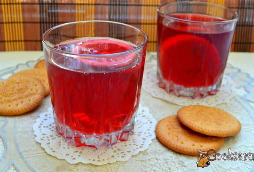 Ягодный компот с лимоном