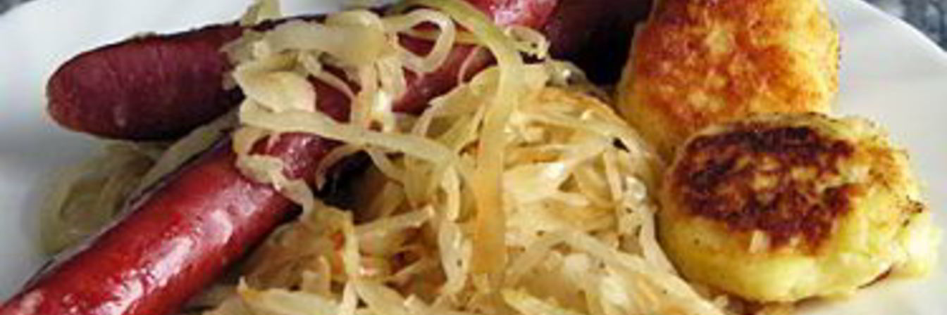 Квашеная капуста с колбасками и мускатным орехом