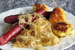 Квашеная капуста с колбасками и мускатным орехом