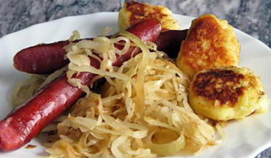 Рецепт квашеной капусты с колбасками и мускатным орехом
