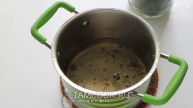 квашеные огурцы в банках