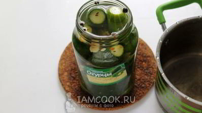 квашеные огурцы в банках