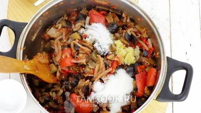 лечо с баклажанами, помидорами и перцем