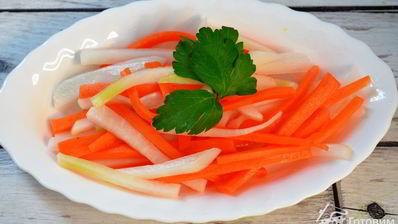 дайкон и морковь маринованные