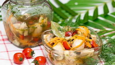 грибы, маринованные с овощами