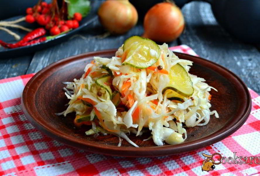 Капуста маринованная с огурцами