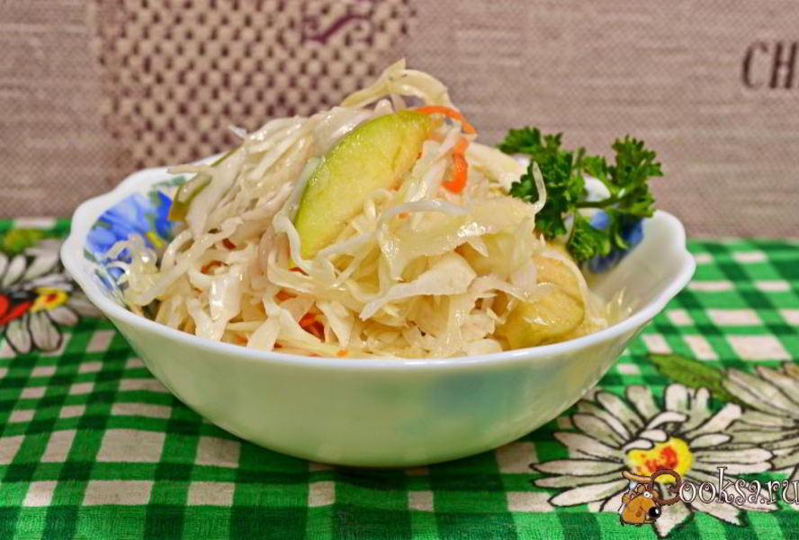 Капуста маринованная с яблоками