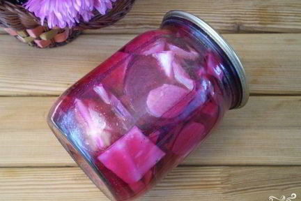 Маринованная капуста со свеклой и чесноком