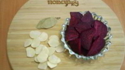 маринованная капуста со свеклой и чесноком