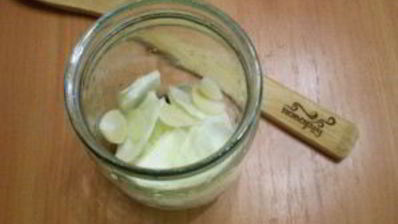 маринованная капуста со свеклой и чесноком