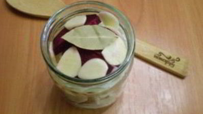 маринованная капуста со свеклой и чесноком